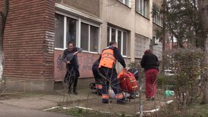VIDEO ŞOCANT. O femeie din Arad a avertizat zile în şir că se va sinucide, dar nu a crezut-o nimeni. Acum a sărit de la etaj şi a murit. Soţul ei a sfârşit în acelaşi mod