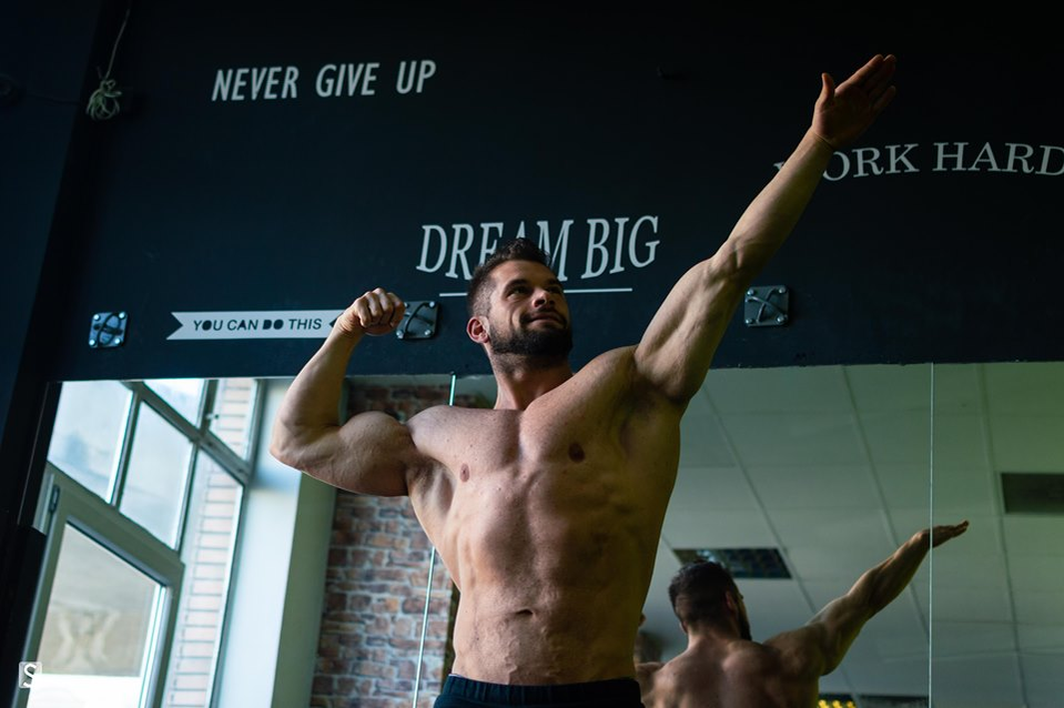 El e culturistul român care se antrenează și-n bucătărie pentru titlul de Mr. Olympia: ”Îmi prinde bine această perioadă!”