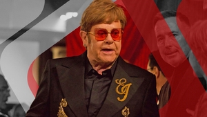 Panică pe scenă! Toți au crezut că Elton John a fost asasinat după ce s-a prăbușit într-o baltă de sânge