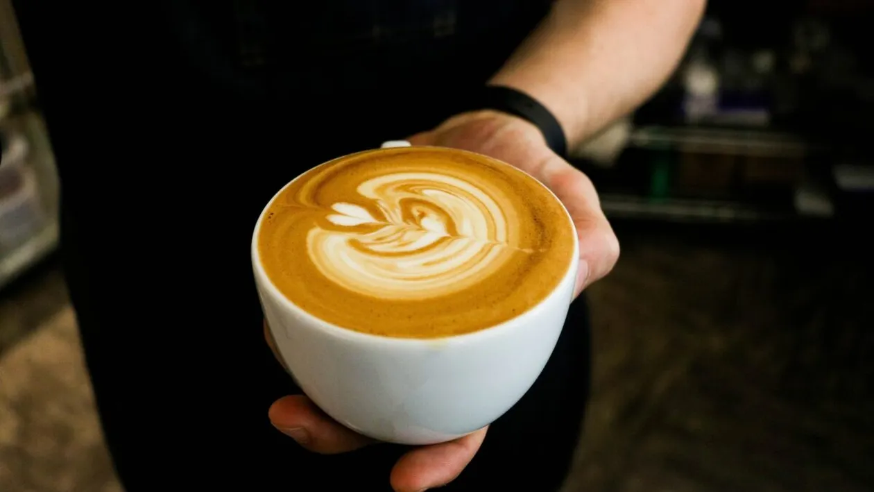 Reciți o poezie, primești o cafea gratis! Unde are loc o astfel de inițiativă în România