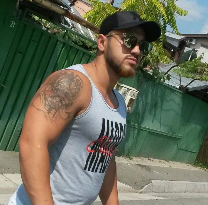 Mohamed, complicele lui Cezar Petcu, s-a predat la poliție! Este acuzat de tentativă de omor după ce l-a tăiat cu briceagul pe Bebino. FOTO + VIDEO