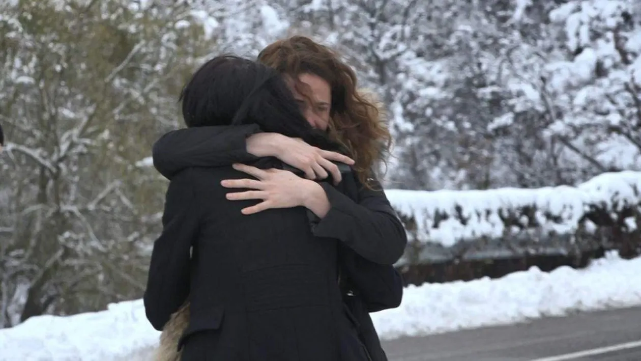 Scene de o durere cumplită în locul în care a murit Anca Pop. Mama şi sora artistei au aprins lumânări