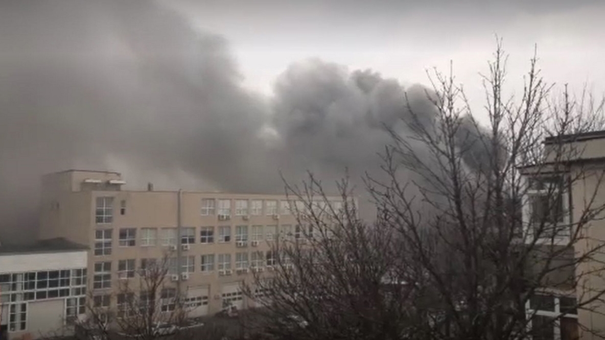 Incendiu violent în Sectorul 4, București. Pompierii se luptă cu flăcările uriașe