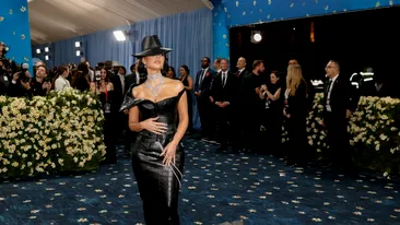 Ținuta lui Kim Kardashian, călcată de un bodyguard la Met Gala 2025. Cum a reacționat vedeta imediat. Imagini video