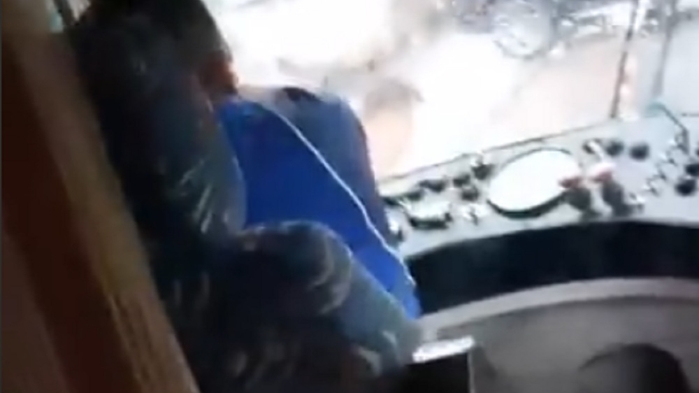 Video scandalos! Un vatman a intrat intenționat cu tramvaiul într-o mașină!