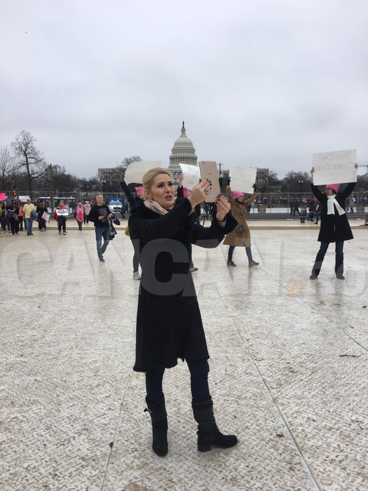 Imagini exclusive de la investirea presedintelui SUA! Cum s-a imbracat vedeta Antenei 1 la party-ul dat de Trump