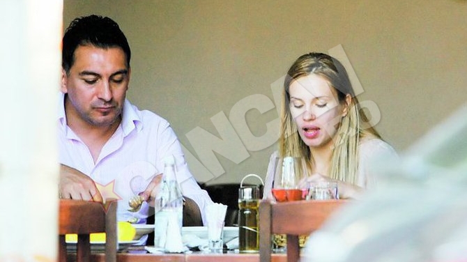 Ilie Dumitrescu a "subordonat" o scoica alaturi de o blonda dezinvolta