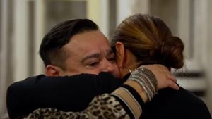 Moment emoționant în casa lui Adrian Minune. Manelistul și-a luat în brațe soția și au început să plângă împreună, de față cu Teo Trandafir și Bursucu
