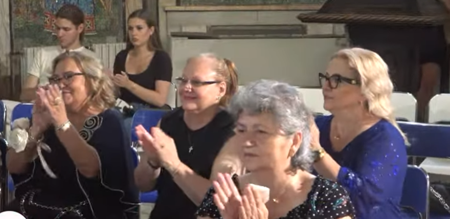 Mama Andei Adam i-a fost alături la nuntă/ Sursa foto: Captură video