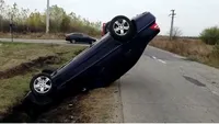 Accident spectaculos în Argeș! S-a răsturnat cu mașina și apoi a fugit. VIDEO