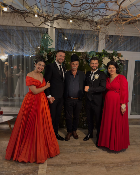 Imaginea postată de Ileana Sterp, alături de frații săi și tatăl lor/ Sursa foto: Instagram