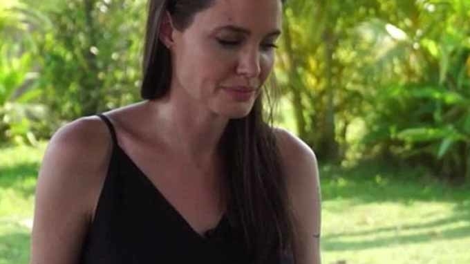 ANGELINA JOLIE a vorbit despre divorţ printre lacrimi: ”Mereu vom fi o familie!”