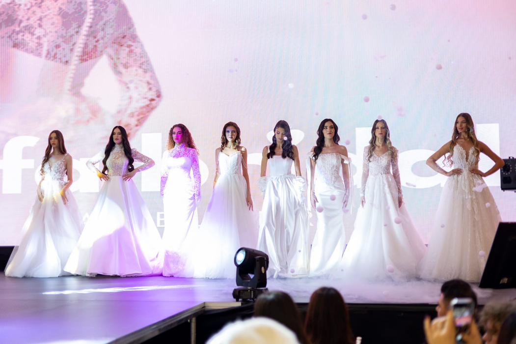 Cătălin Botezatu, show la evenimentul Wondder Events Fair, de la Cluj. Oana Boc, soția edilului de la Cluj, Emil Boc, și prietenele sale au venit să-l susțină pe designer