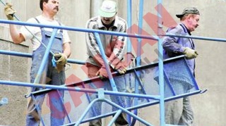 Un muncitor a murit dupa ce a cazut de la 4,5 metri