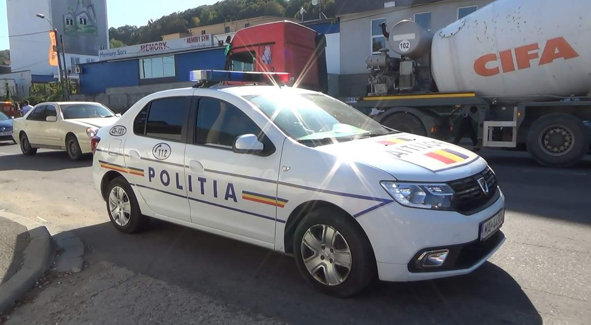 Bolid de 50.000 de euro, făcut praf după ce șoferul s-a ciocnit de o mașină și a rupt un stâlp în Reșița. Cât de mare era alcoolemie lui