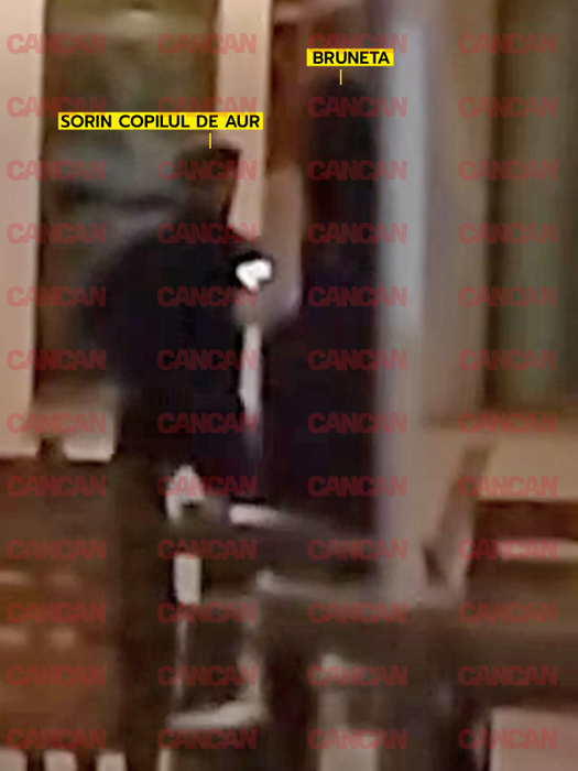 Sorin Copilul de Aur o conduce pe brunetă în camera de hotel