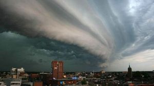 Directorul ANM, vești cumplite pentru români! Mai multe regiuni din țară vor fi lovite de furtuni și fenomene meteo extreme