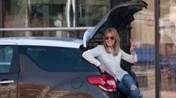 Andreea Ibacka e o şoferiţă atipică. Vezi ce obicei ciudat are de fiecare dată când se află la volan