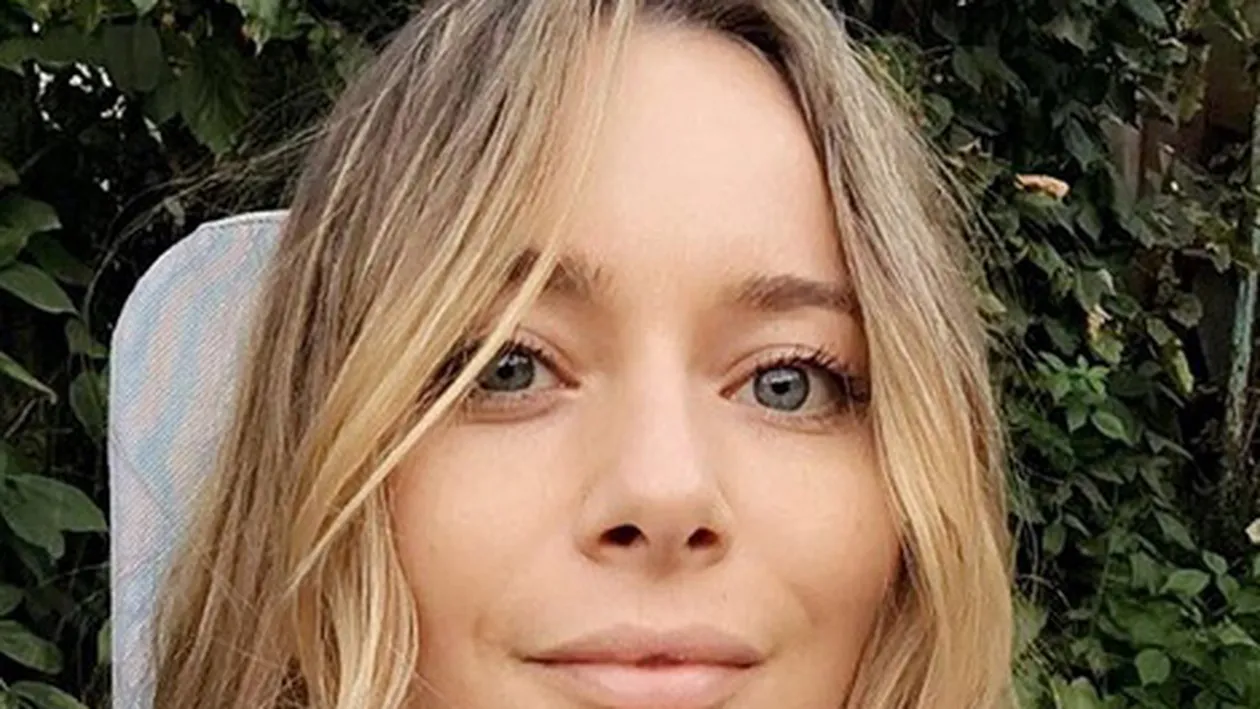 Acasă e o fată simplă, dar pe covorul roşul face legea! Laura Cosoi, apariţie de zile mari la un eveniment monden