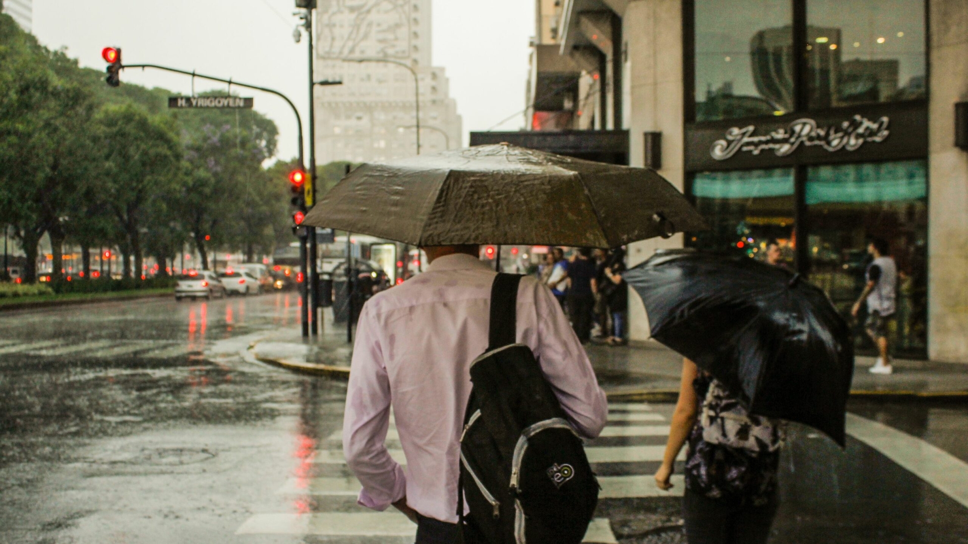 Cod galben de instabilitate atmosferică. Meteorologii anunță furtuni, vijelii și grindină în Capitală