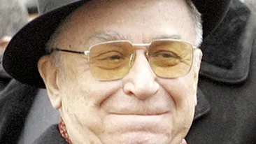 Un revolutionar care-l huiduia pe Iliescu: Aveti o suta de milioane pensie! Nea Nelu: Mai draga! Vorbesti prostii, am 6.000 de lei!