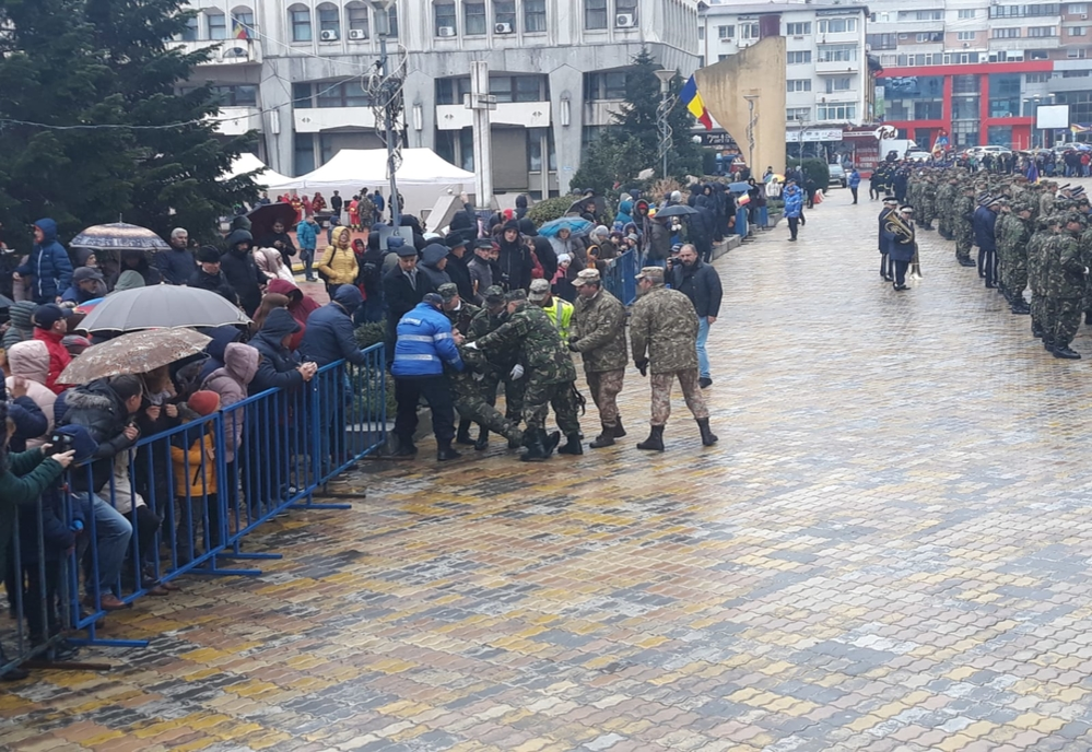 Un militar a leșinat în timpul discursului de la parada militară din Pitești © realitateadearges.net