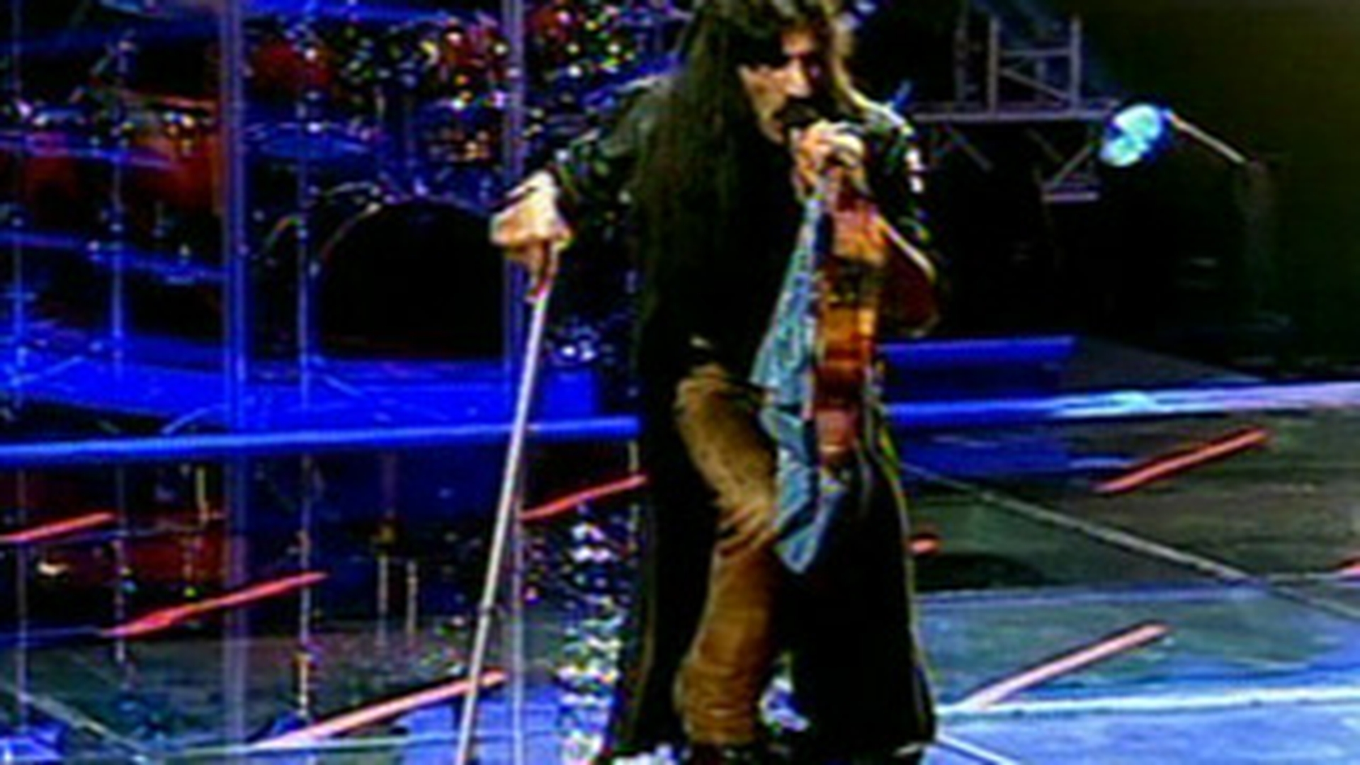 Un rocker de 56 de ani din Medgidia, cea mai ciudata aparitie de la "Vocea Romaniei"! Uite cum a venit la auditii!