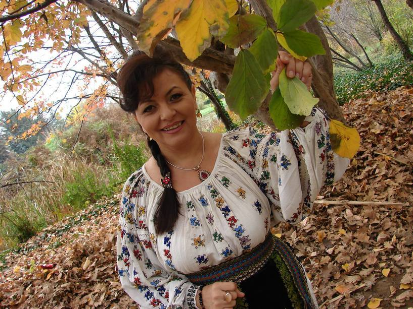Ce s-a ales de Maria Ghinea, cântăreaţa care a fost împuşcată în cap de soţul ei!