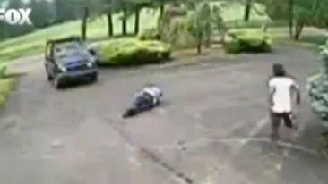 VIDEO Accident stupid: un barbat este daramat de propria masina si calcat de cea a prietenului!