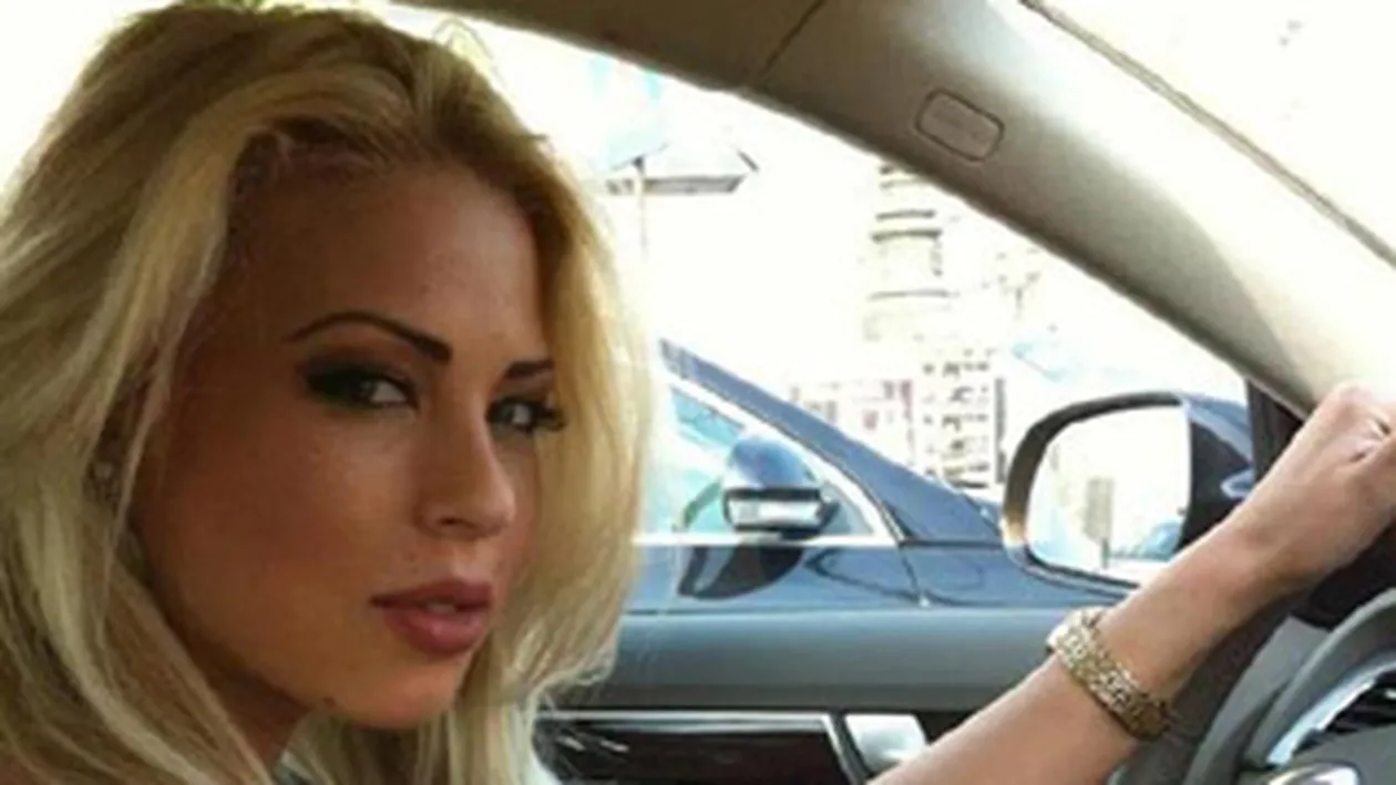 Roxana Nemes, aproape dezbracata la volan! Uite ce haine si-a tras pe ea!