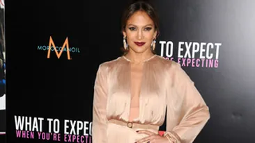 Jennifer Lopez a stralucit intr-o rochie creata de un designer roman la premiera noului ei film
