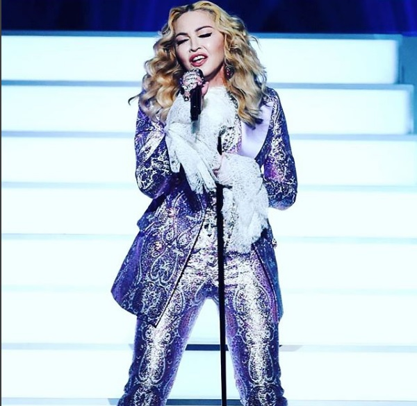 Madonna iese la plimbare, deghizată din cap până-n picioare