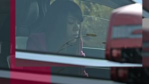 Denise Rifai a făcut-o chiar în trafic! Imaginile care fac mai mult decât cele 40 de întrebări incomode