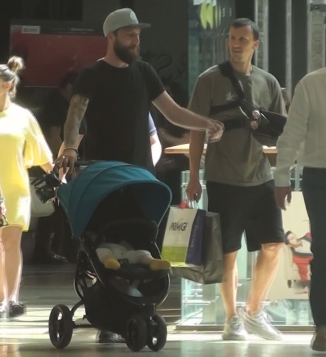 Operat la umăr, Vlad Chiricheș s-a relaxat în mall, în compania unui prieten