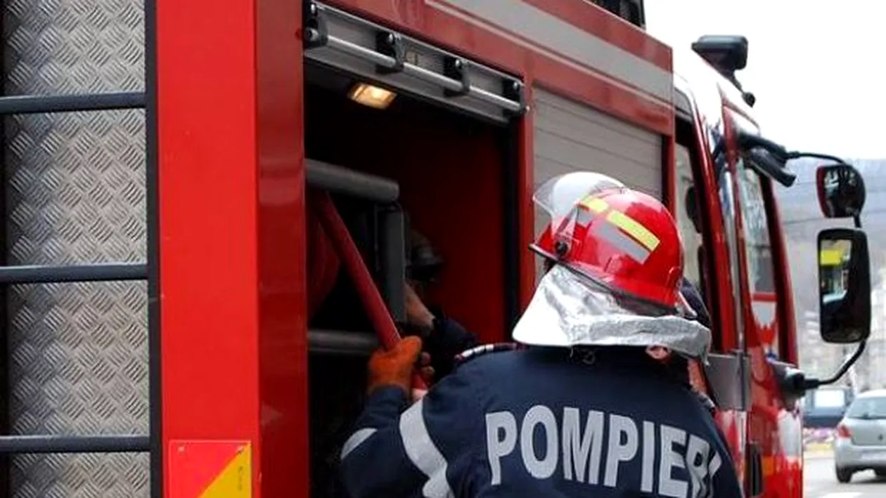 Copil de un an, blocat în mașină, în Mamaia. Pompierii au spart geamul ca să-l scoată