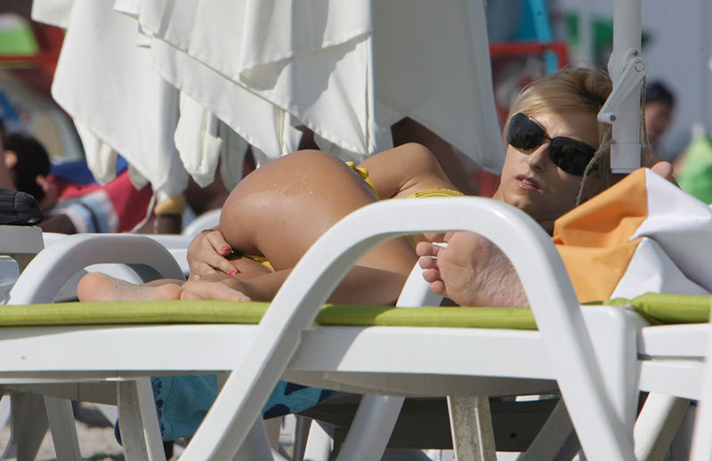 Andreea Balan, incredibil de sexy la mare. Şi-a aranjat slipul sub ochii unui amic, după care a luat strugurelul şi…