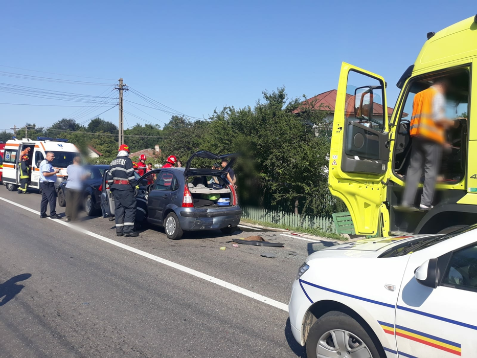 Accident în lanț pe DN 72. Au fost implicate trei autoturisme și un TIR