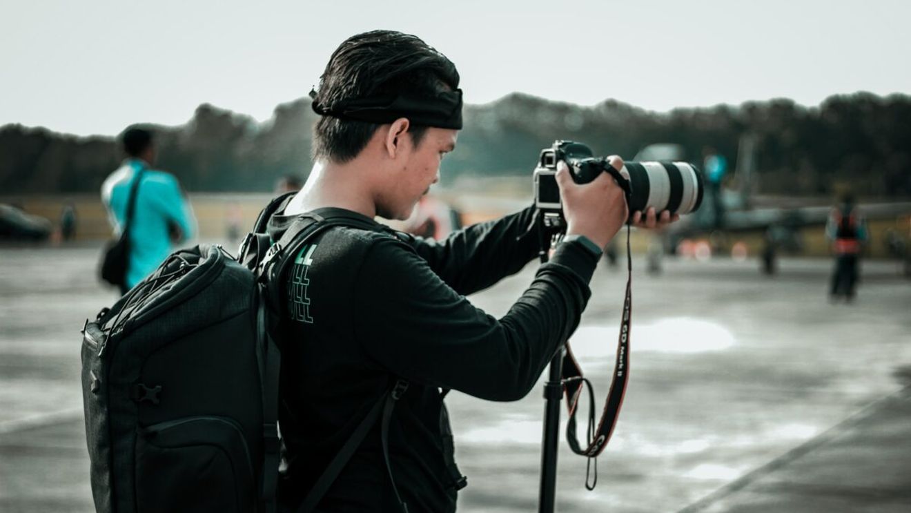 Încă un jurnalist și-a pierdut viața în războiul din Israel. Colegii tânărului au fost grav răniți, în urma atacului aerian