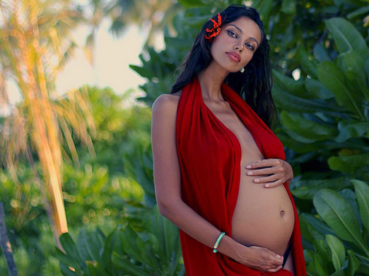 MĂDĂLINA GHENEA mai are puţin şi va naşte, dar nu renunţă la ţinutele sexy! Vedeta a pozat extrem de provocator