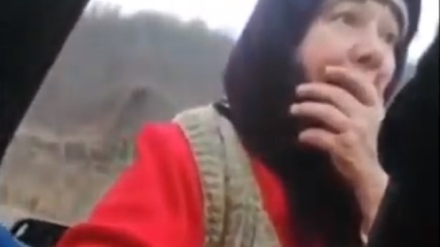 VIDEO | Reacţia inedită a unei bătrâne când află că soţul ei a fost arestat: ”Sărbătoare! Să cânte muzica!”