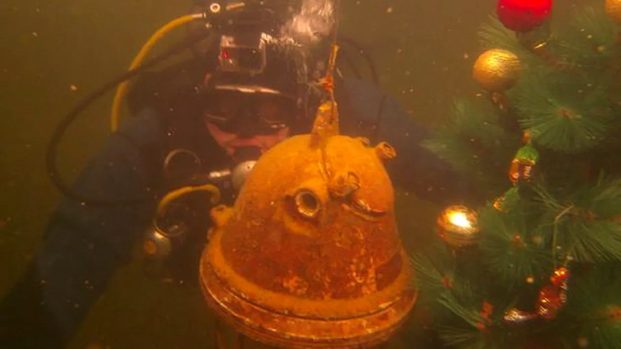 Brad de Crăciun, împodobit cu globuri și luminițe, la 3 metri sub apă, în Covasna