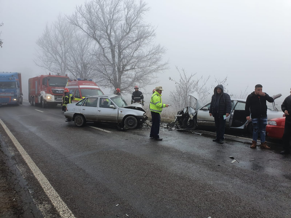 Trei mașini au fost implicate în accidentul de pe DN 52