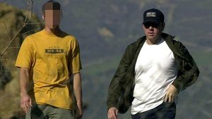 Kevin Spacey, filmat în ipostaze intime cu un model masculin mai tânăr cu 20 ani! Imaginile au fost ascunse timp de 17 ani