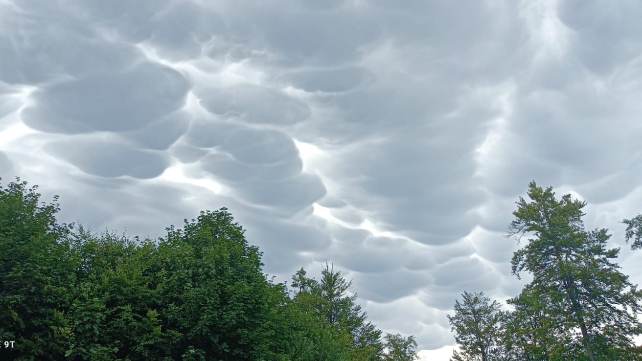 Ce a apărut pe cer, în Baia Mare. Localnicii au rămas mască și au fotografiat imediat fenomenul straniu