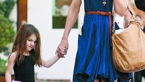Suri umbla desculta pe strada