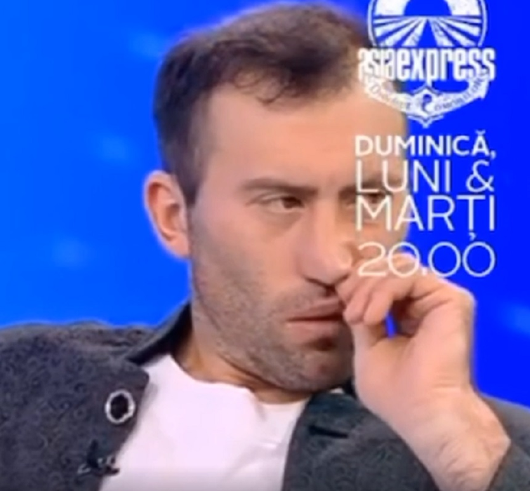 Uite pe cine face Acces Direct vedetă! Viorel, soțul Vulpiței se scobește în nas fără nicio jenă, la televizor