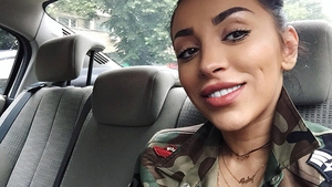 RUBY a vrut să-şi prezinte costumul de baie, dar a uitat un detaliu ruşinos, în zona intimă! "Drăguţă, vezi că..."