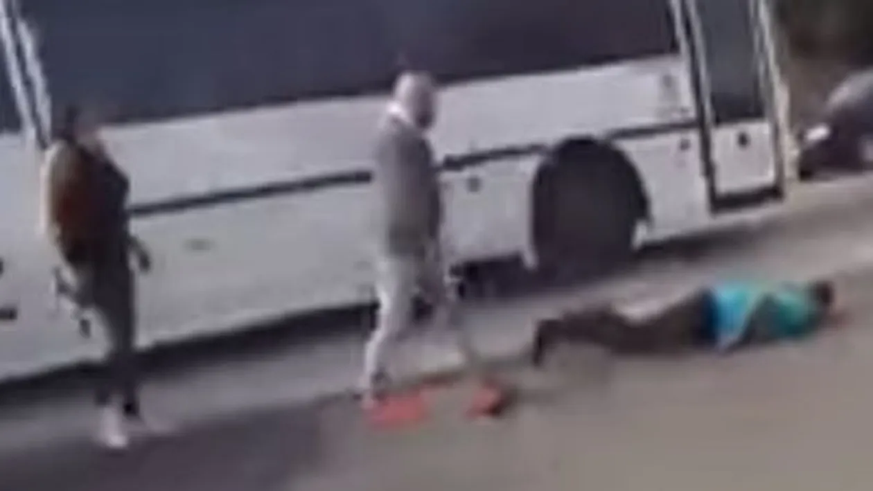 L-a şicanat în trafic apoi a fost bătut şi lăsat lat în mijlocul străzii! VIDEO