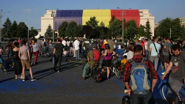 Protest în Piaţa Victoriei. Manifestanţii au blocat o intersecţie de lângă Guvern