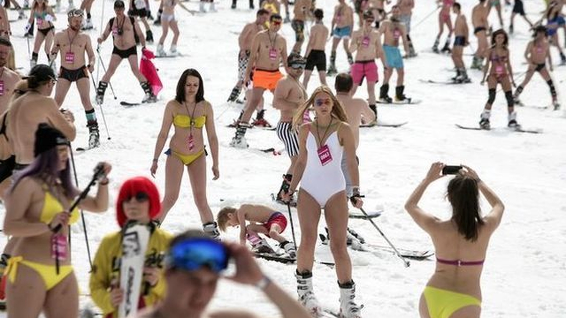 La schi în bikini? De ce nu? Peste 1.000 de oameni au profitat de zăpada de la Sochi aproape dezbrăcaţi! 